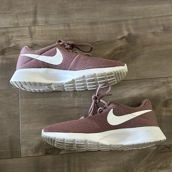 Size 7.5 Nike Women’s Tanjun - Picture 5 of 7